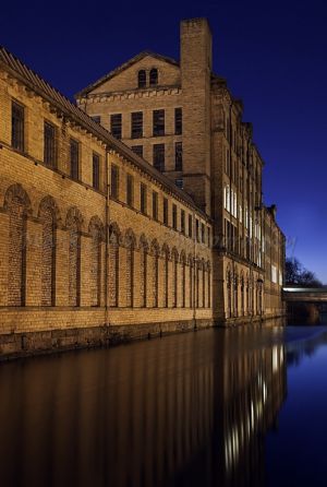 saltaire by night (12).jpg